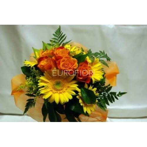 Bouquet di fiori e verde assortito