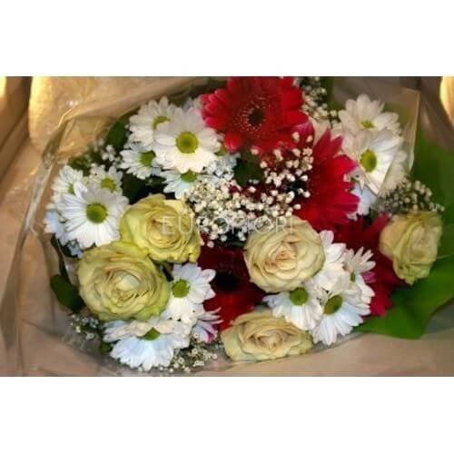 Bouquet primavera con fiori di stagione.